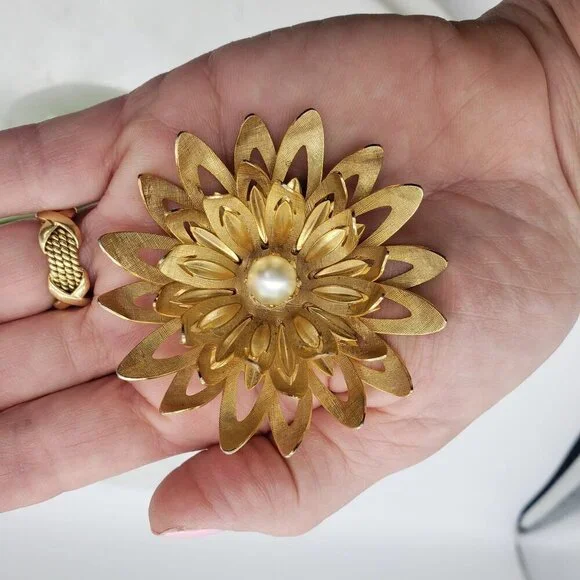 Vtg 1960s Emmons Goldtone Blooming Dahlia Flower Petal Brooch Faux Pearl Center - Picture 4 of 14